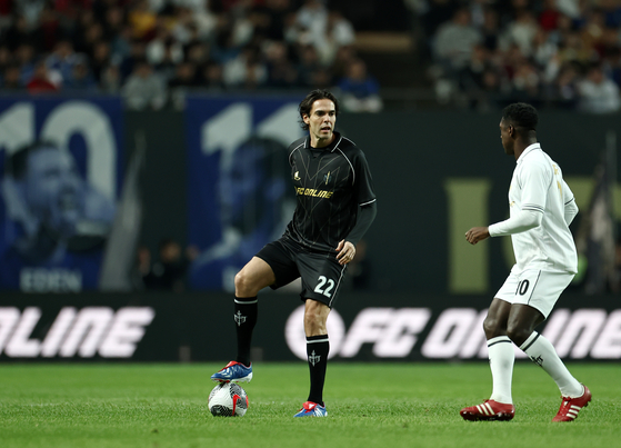 Real Madrid legend Kaka, left, looks for a way past former AC Milan man Clarence Seedorf.  [YONHAP]