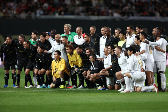 The full Icons lineup poses for a picture at Seoul World Cup Stadium in western Seoul on Sunday.  [YONHAP]