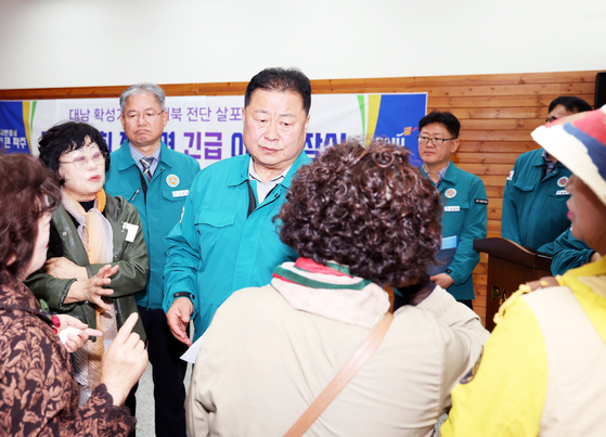 Residents from villages in and around the demilitarized zone (DMZ) in Paju, Gyeonggi, share their grievances with Mayor Kim Kyung-il about the damage caused by North Korea's loudspeaker broadcasts at a civil defense shelter in Imjingak tourist attraction in Gyeonggi. [PAJU CITY GOVERNMENT]