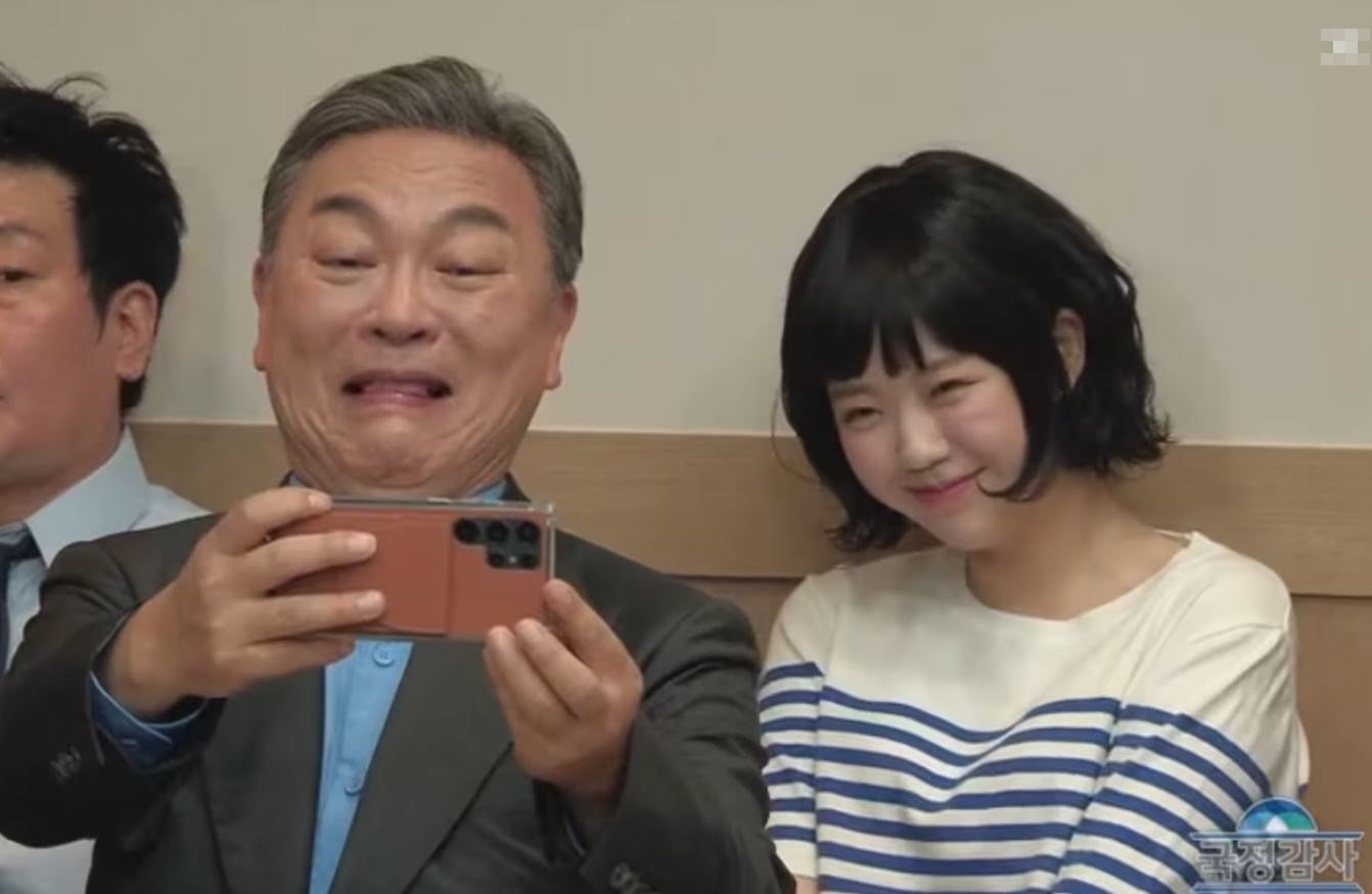 Actors Kim Eui-sung, left, and Ji Ye-eun impersonating Hanwha Ocean’s head of Geoje shipyard Jung In-sub and NewJeans member Hanni [SCREEN CAPTURE]