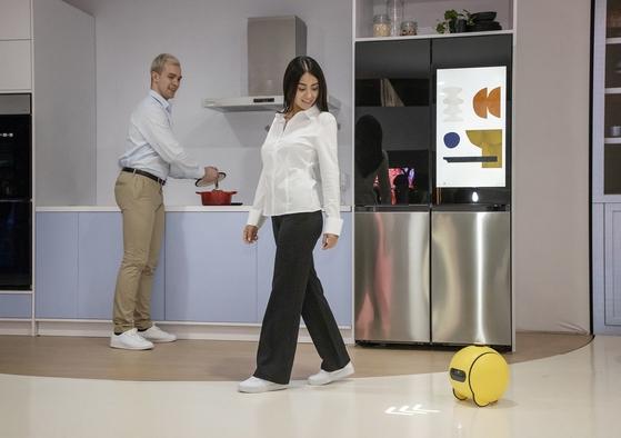 Samsung's Ballie, a spherical smart device that follows the user in their household to “help” the user. [YONHAP]