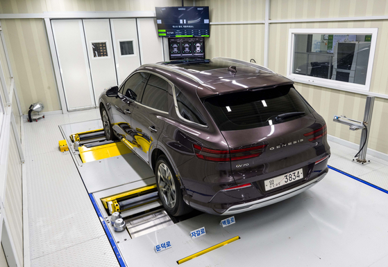 Hyundai Motor and Kia demonstrate Inline Acoustic Noise AI Inspection Technology during its E-Forest Tech day on Monday at the Euiwang R&D Center in Euiwang, Gyeonggi. [HYUNDAI MOTOR]