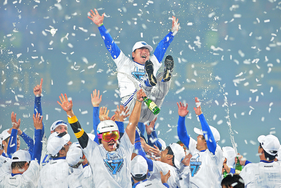 The Samsung Lions celebrate after winning the 2013 Korean Series  [NEWS1]