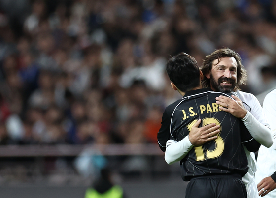 Park Ji-sung hugs AC Milan legend Andrea Pirlo  [YONHAP]