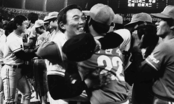 The Haitai Tigers celebrate after winning the 1986 Korean Series  [JOONGANG ILBO]