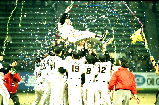 The Haitai Tigers celebrate after beating the Samsung Lions to win the 1993 Korean Series  [JOONGANG ILBO]