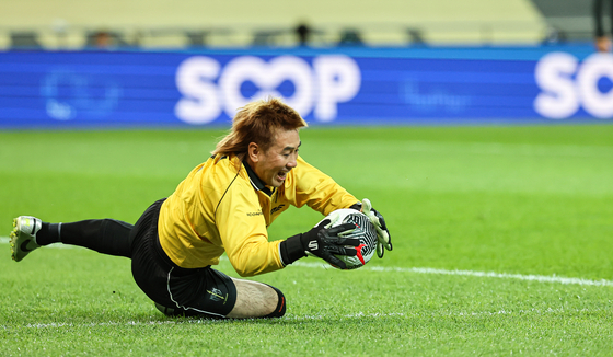 Kim Byung-ji, Korean No. 1 of the late '90s and early '00s and a decades-long proponent of the bright orange mullet, dives for a save  [NEWS1]