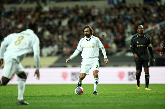 Andrea Pirlo makes a pass at Seoul World Cup Stadium in western Seoul on Sunday  [YONHAP]