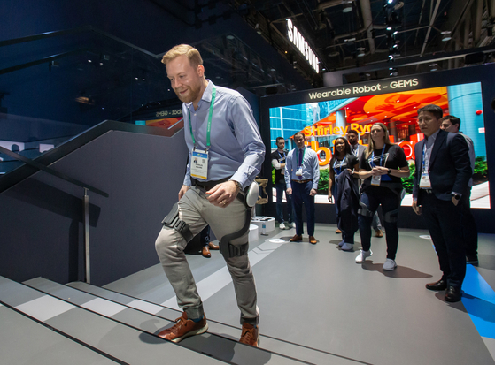  Samsung Electronics demonstrates a prototype of an exoskeleton robot at CES 2020. [NEWS1] 