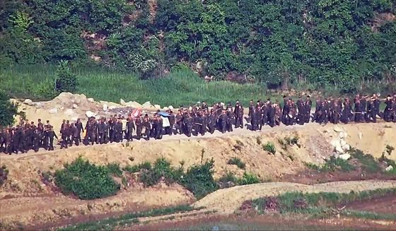 Dozens of North Korean soldiers are deployed to the front lines on June 18 in this photo provided by the Joint Press Corps. [NEWS1]