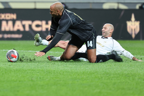 Javier Mascherano brings down Thierry Henry  [NEWS1]