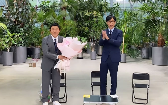 Cho Sae-ho poses for a photo with entertainer Yoo Jae-suk on ″You Quiz on the Block″ [INSTAGRAM]