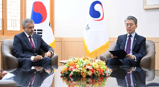 South Korean First Vice Foreign Minister Kim Hong-kyun, right, summons Russian Ambassador to Seoul Georgiy Zinoviev on Monday to formally protest North Korea’s reported deployment of troops to Russia to support the Ukraine war. [MINISTRY OF FOREIGN AFFAIRS]