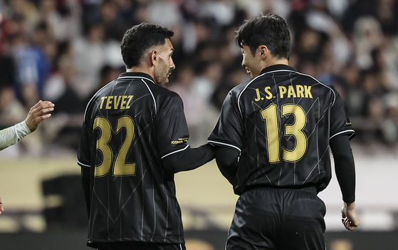 Former Manchester United star Park Ji-sung, right, celebrates with one-time teammate.  [NEWS1]