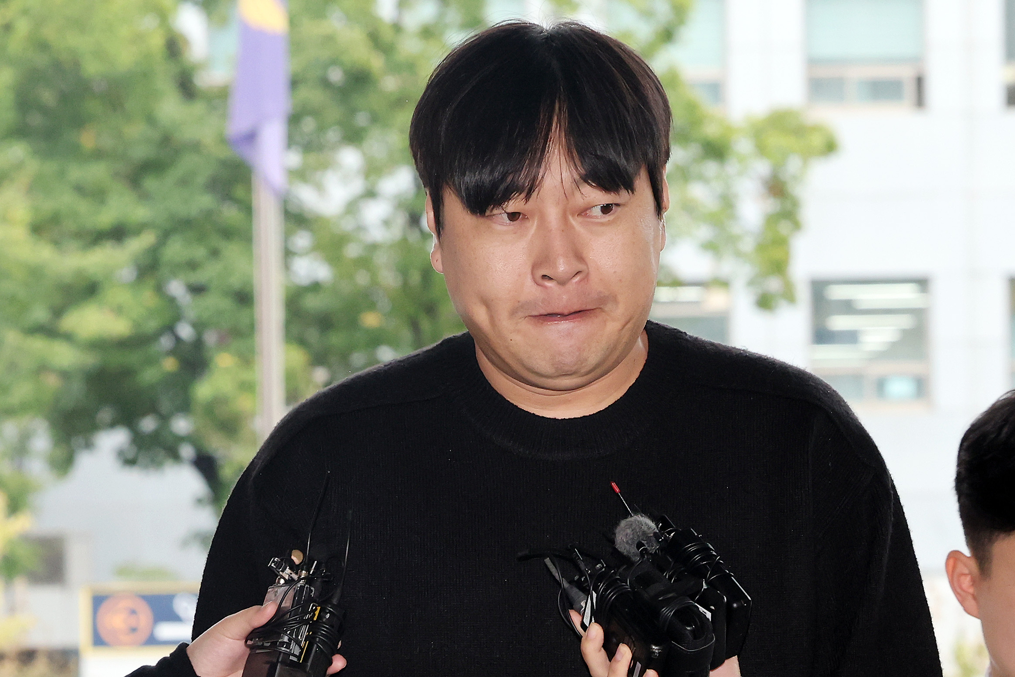 Comedian Lee Jin-ho interviewed by police on gambling and fraud charges