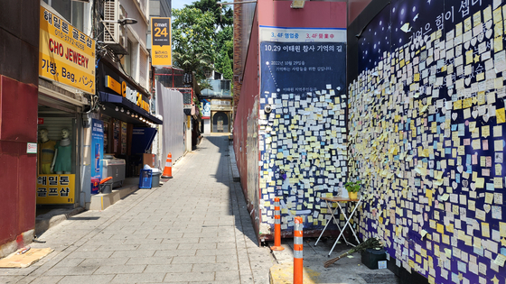 The alley where the Itaewon tragedy took place two years ago on Oct. 29, 2022. Picture taken on Aug. 8. [JOONGANG ILBO]