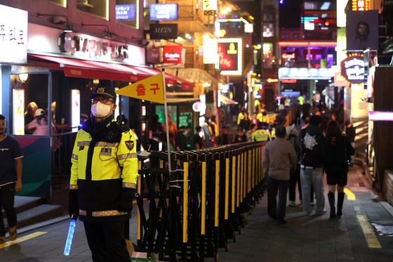 Police stationed in Itaewon ordered people to move along the once-popular alleyway on Oct. 27, 2023. A barrier had been set up to prevent overcrowding, believed to have been a significant factor in the deaths of 159 people in a crowd crush two years ago. [CHOI KI-WOONG]