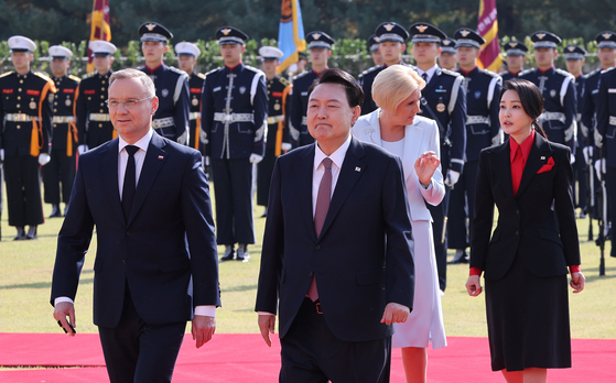 President Yoon Suk Yeol, front right, and Polish President Andrzej Duda, front left, accompanied by first ladies Kim Keon Hee, back right, and Agata Kornhauser-Duda, take part in a welcome ceremony ahead of their bilateral summit at the Yongsan presidential office in central Seoul on Thursday. [JOINT PRESS CORPS]