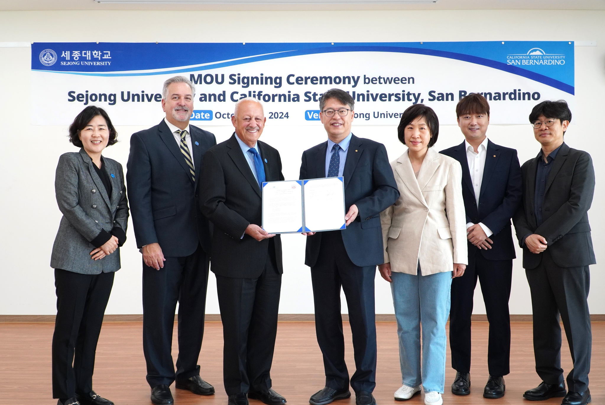 Third from left: Cal State University San Bernardino President Thomas D. Morales and Sejong University President Eom Jong-hua pose for a photo after signing a memorandum of understanding to establish a semester exchange program. [SEJONG UNIVERSITY] 