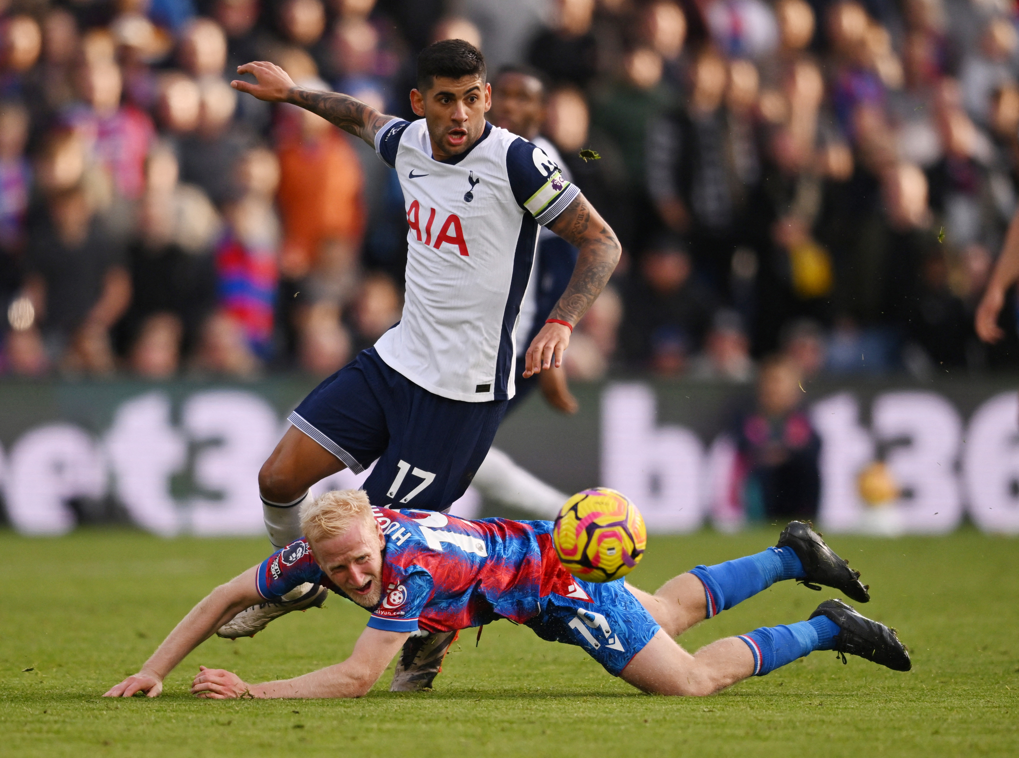 Crystal Palace's Will Hughes, front, in action with Tottenham Hotspur's Cristian Romero during the Premier League match at Selhurst Park in London on Sunday. [REUTERS/YONHAP]