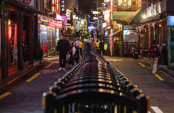 Safety fences installed in Itaewon on Oct. 27, 2023. The fences are set up to prevent overcrowding. [CHOI KI-WOONG]