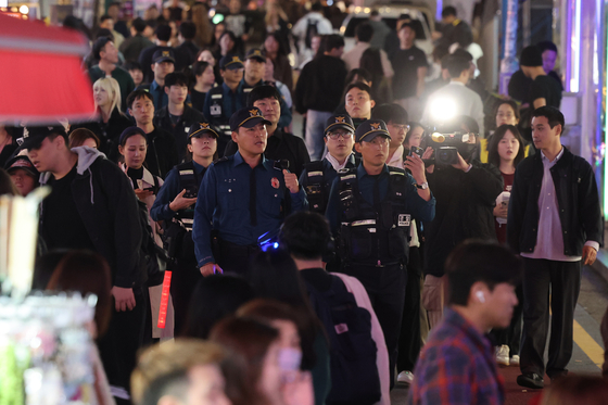 Police patrol Hongdae, Mapo District, western Seoul on Saturday to prevent crowd-related accidents ahead of Halloween. [YONHAP] 