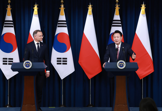 President Yoon Suk Yeol, right, and Polish President Andrzej Duda take part in a joint press conference after their bilateral summit at the Yongsan presidential office in central Seoul on Thursday. [JOINT PRESS CORPS]