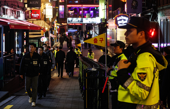  Police stationed in Itaewon order people to move along the once-popular alleyway on Oct. 27, 2023. [CHOI KI-WOONG]