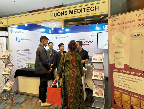 Huons Meditech participated in ICAP 2024 held in Jakarta, Indonesia, and is conducted promotional activities by detailing its products to attendees. [HUONS GLOBAL]