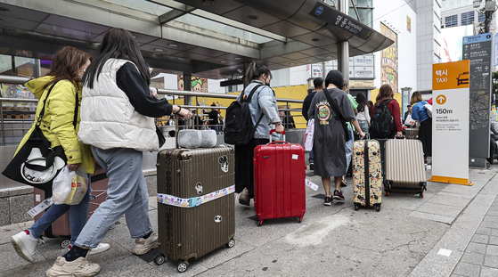 Tourists at the streets of Myeong-dong, central Seoul, on Oct. 27 [NEWS1]