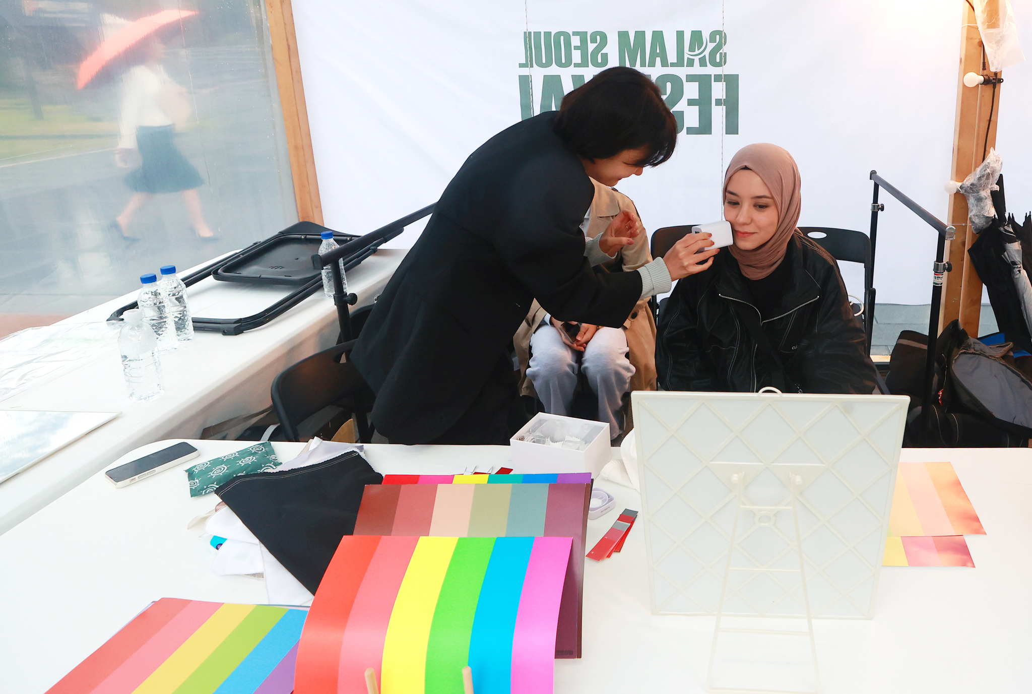 A tourist takes part in a "personal color" event on Oct. 22 at the Gwanghawmun Square in central Seoul. [YONHAP]