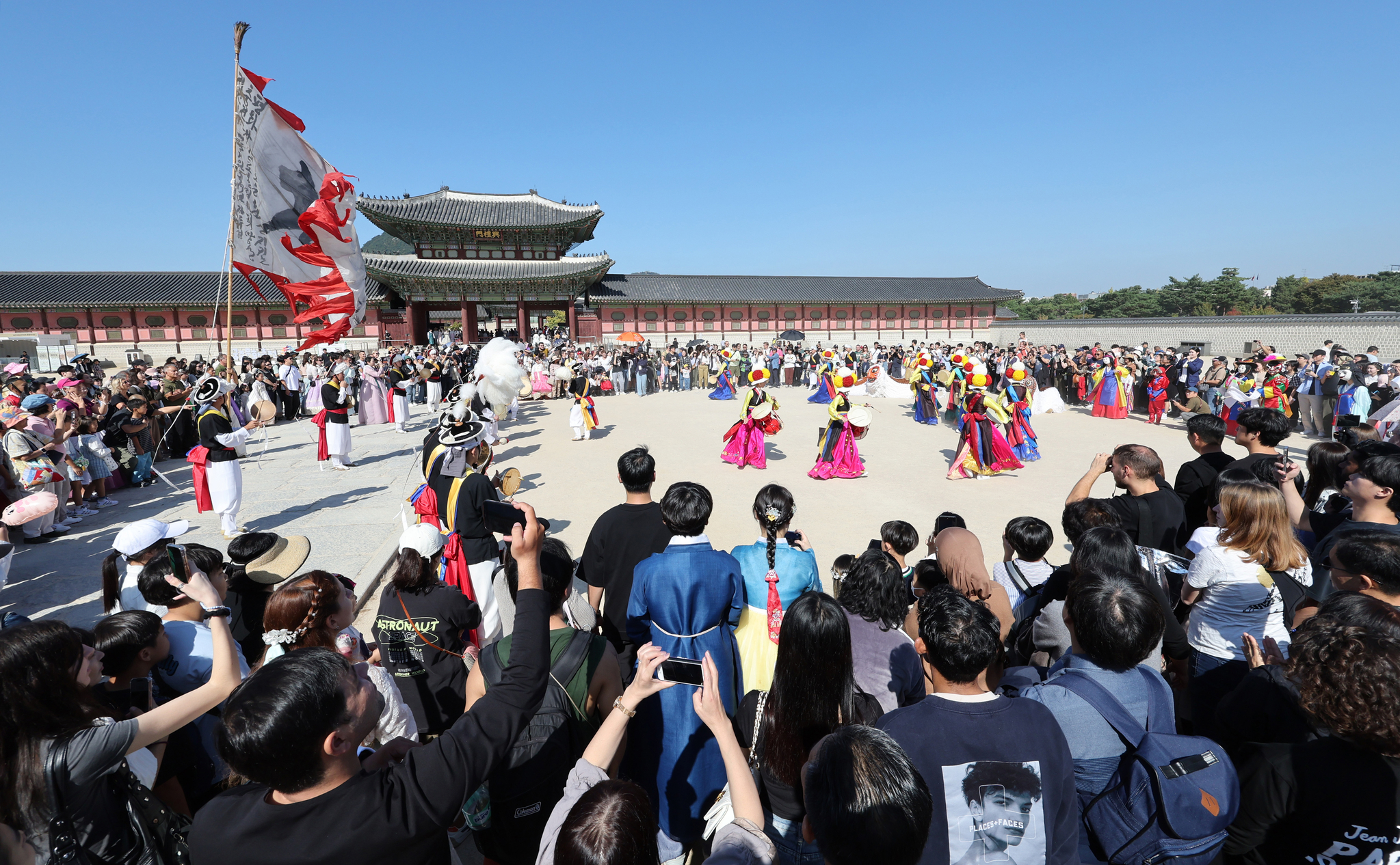 Tourists at the Gyeongbok Palace, central Seoul, on Oct. 12 [NEWS1]