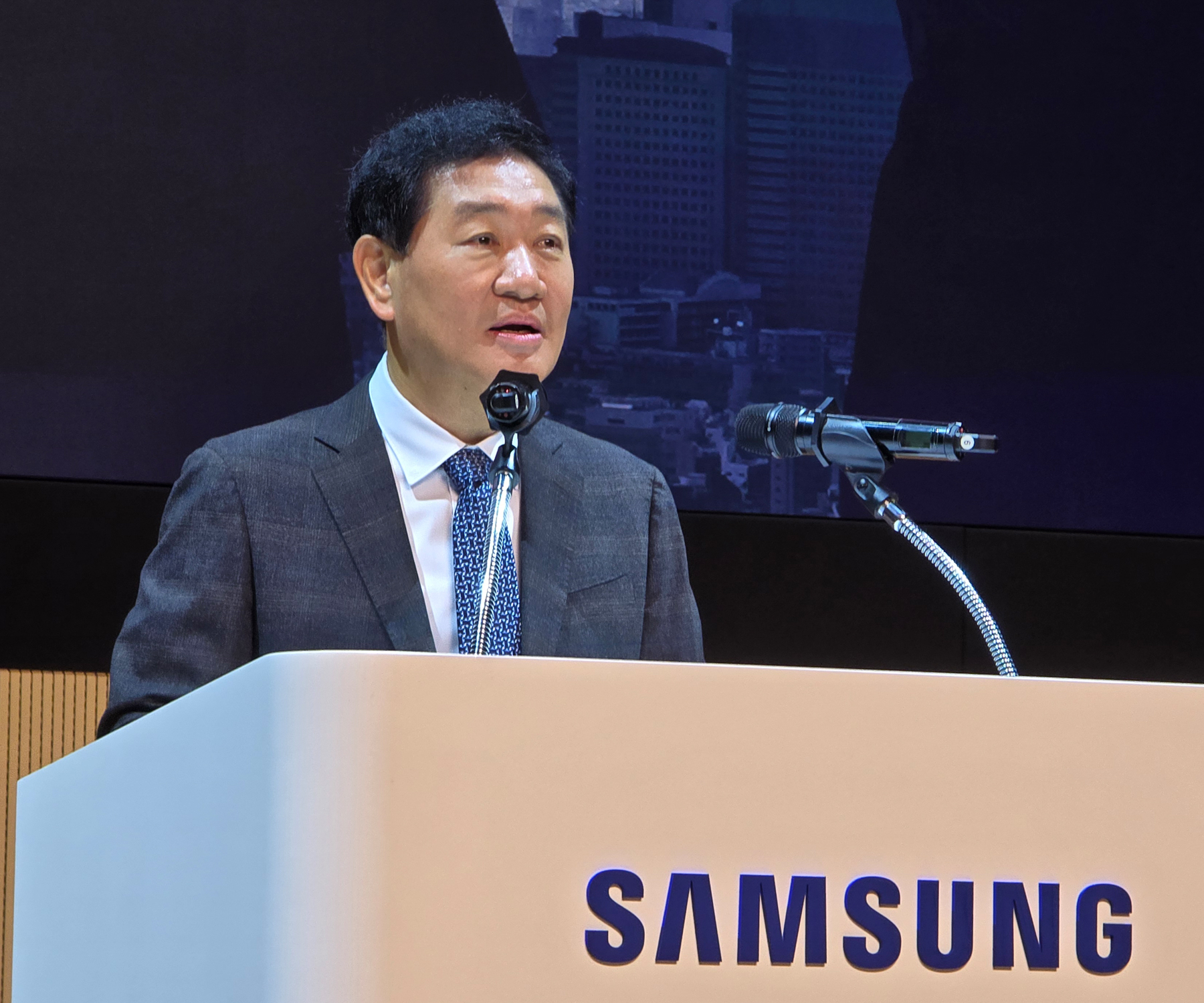 Samsung Electronics Vice Chairman and CEO Han Jong-hee stresses the importance of leadership in technology to employees at the company's 55th anniversary event held in Suwon, Gyeonggi. [SAMSUNG ELECTRONICS]