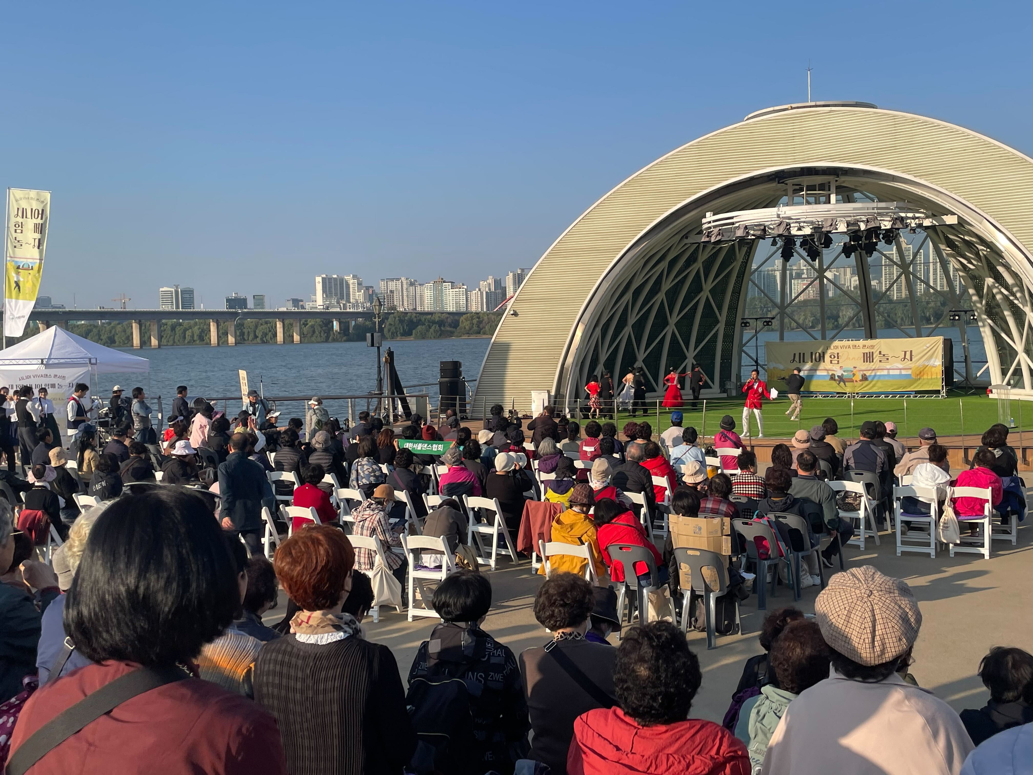 Seniors raise the roof to 'APT.' at Han River dance party