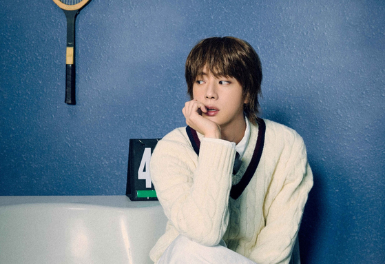 Uma foto promocional do novo álbum de Jin ″Happy″. [BIG HIT MUSIC]