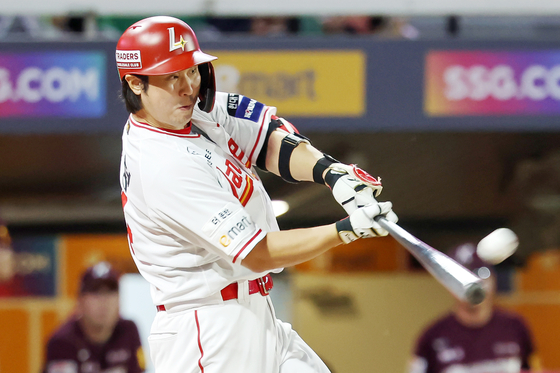 SSG Landers slugger Choi Jeong hits a two-run home run during a game against the Kiwoom Heroes at Incheon SSG Landers Field in Incheon on Sept. 30.  [NEWS1]