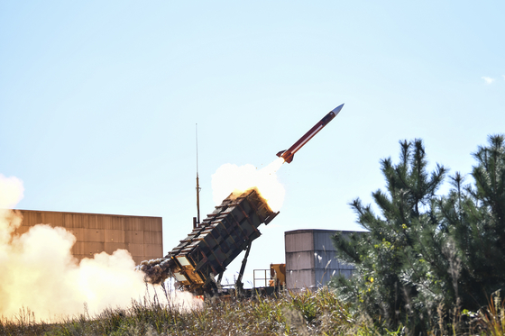 A surface-to-air missile is fired from a Patriot air defense system during live-fire drills in an unspecified western coastal area on Wednesday. [YONHAP]