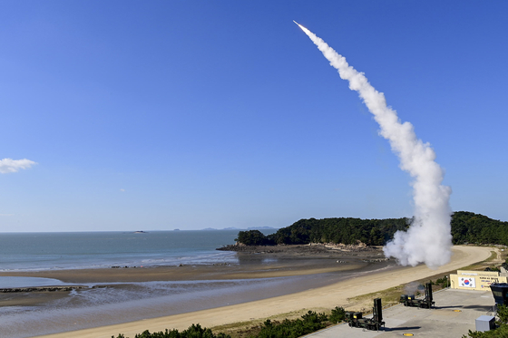 A surface-to-air missile is fired from a Cheongung-II air defense system during live-fire drills in an unspecified western coastal area on Wednesday. [YONHAP]