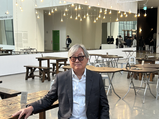 Artist Lee Kang-so poses for cameras during a press conference for his survey exhibition ″Where the Wind Meets the Water″ at the National Museum of Modern and Contemporary Art's Seoul branch in Jongno District, central Seoul, on Oct. 31. [SHIN MIN-HEE]