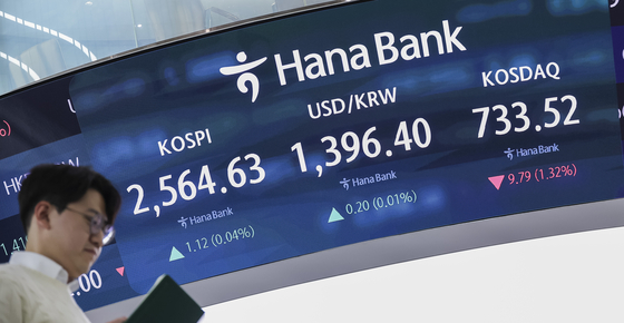 A screen in Hana Bank's trading room in central Seoul shows the Kospi closing at 2,564.63 points on Thursday, up 0.04 percent, or 1.12 points, from the previous trading session. [YONHAP]