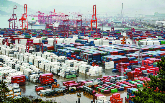 Shipping containers are stacked up at a port in Busan on Nov. 1.  [YONHAP] 