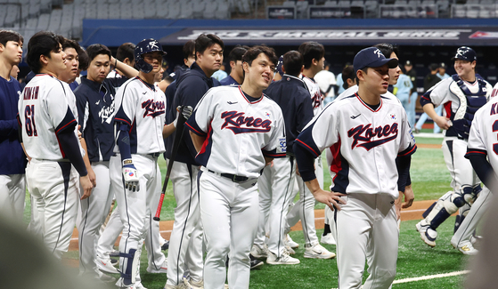 The Korean baseball national team walk off the field after a game against Sangmu Phoenix at Gocheok Sky Dome in western Seoul on Wednesday. [YONHAP] 