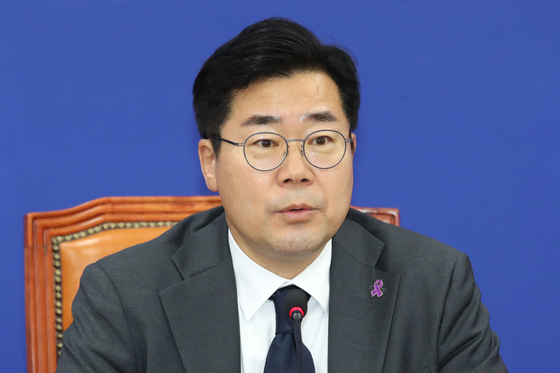 Democratic Party floor leader Park Chan-dae speaks during a press conference at the National Assembly in Yeouido, western Seoul, on Thursday. [NEWS1] 