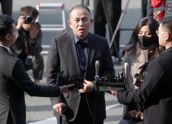 Self-proclaimed political broker Myung Tae-kyun speaks to reporters upon his arrival at the Changwon District Prosecutors' Office in South Gyeongsang on Friday morning. [YONHAP]