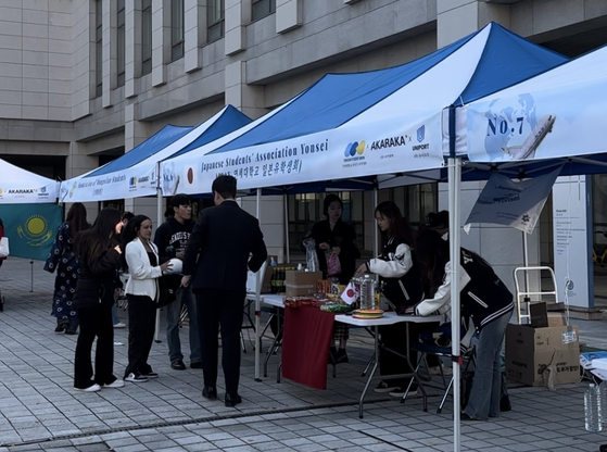 Students visit booths at the “Songdo Global Fair″ held at Yonsei University's Internal Campus in Songdo, Incheon, on Thursday. [WOO JI-WON]