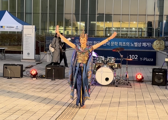 A student dances to a traditional song at the “Songdo Global Fair″ held at Yonsei University's Internal Campus in Songdo, Incheon, on Thursday. [WOO JI-WON] 