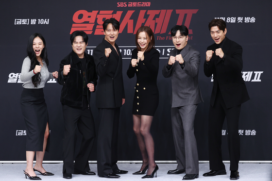 From left, actors Kim Hyoung-seo, Kim Sung-kyun, Kim Nam-gil, Lee Ha-nee, Seo Hyun-woo and Sung Jun pose for a photo during a press conference for the second season of SBS's ″The Fiery Priest″ held in Yangcheon District, western Seoul, on Friday. [YONHAP]