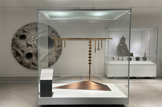 Installation view for the Art Institute of Chicago's newly unveiled gallery on Korean art, including a gold belt from Seobongchong Tomb from the Silla Kingdom (57 B.C.-A.D. 935). [NATIONAL MUSEUM OF KOREA]