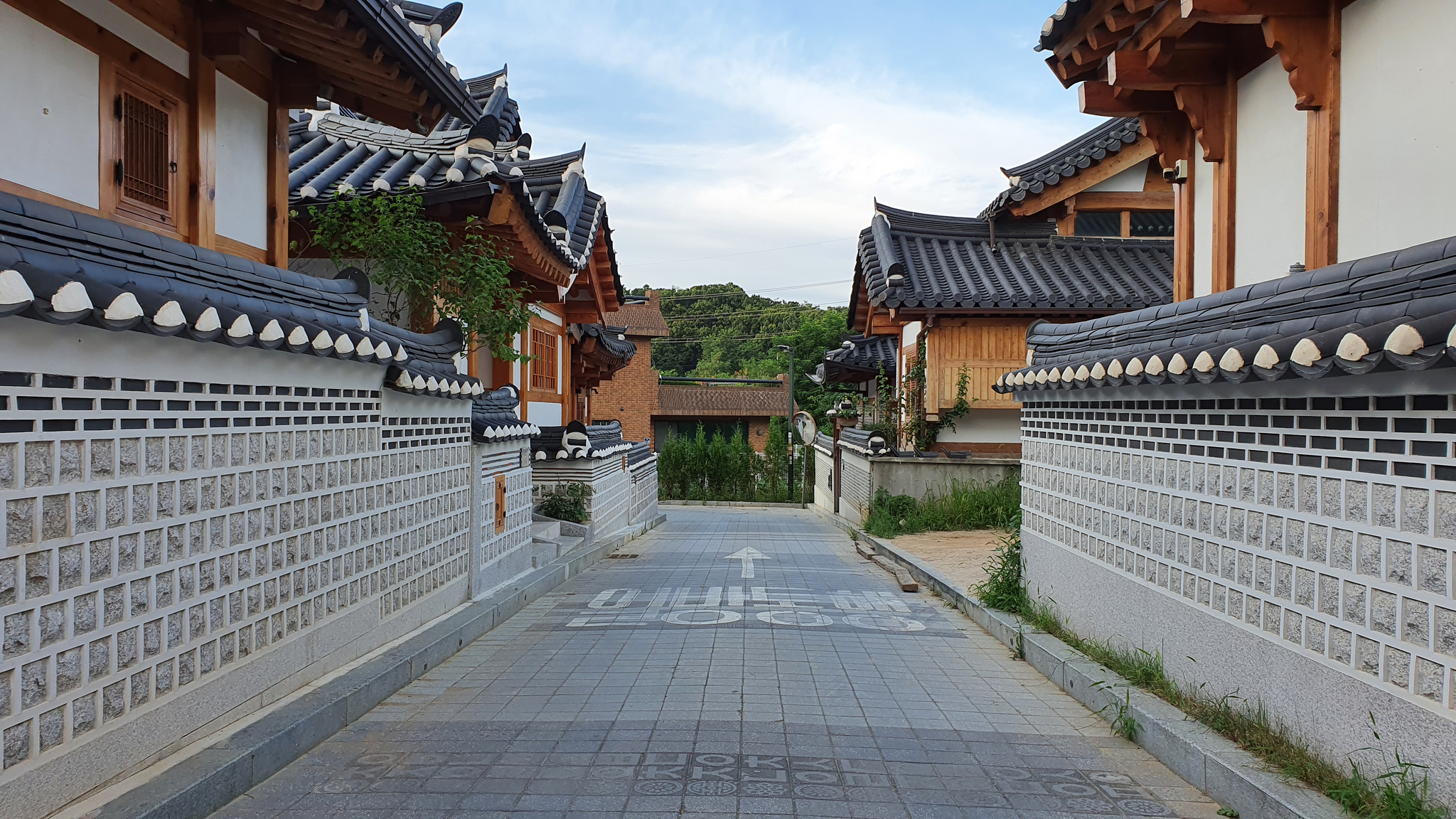 Eunpyeong Hanok Village consists of quiet streets lined with hanok buildings on either side. [JOONGANG ILBO]