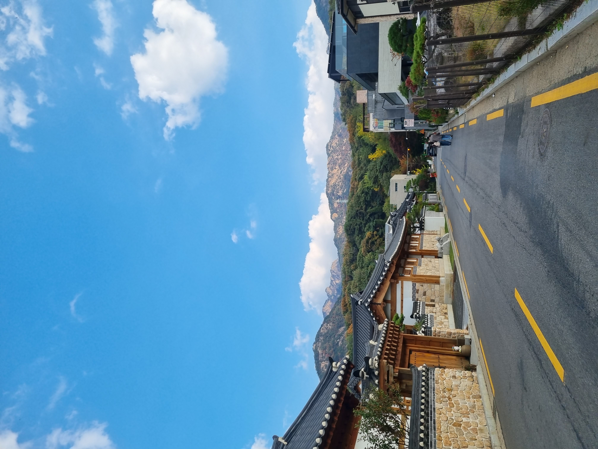 Eunpyeong Hanok Village in Eunpyeong District, northern Seoul, offers a panoramic view of Mount Bukhan from anywhere in the area. [KIM DONG-EUN]